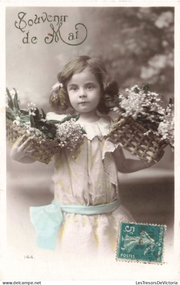 ENFANTS - Portrait - Une Petite Fille Tenant Des Paniers De Fleurs - Souvenir De Mai - Colorisé - Carte Postale Ancienne - Portraits