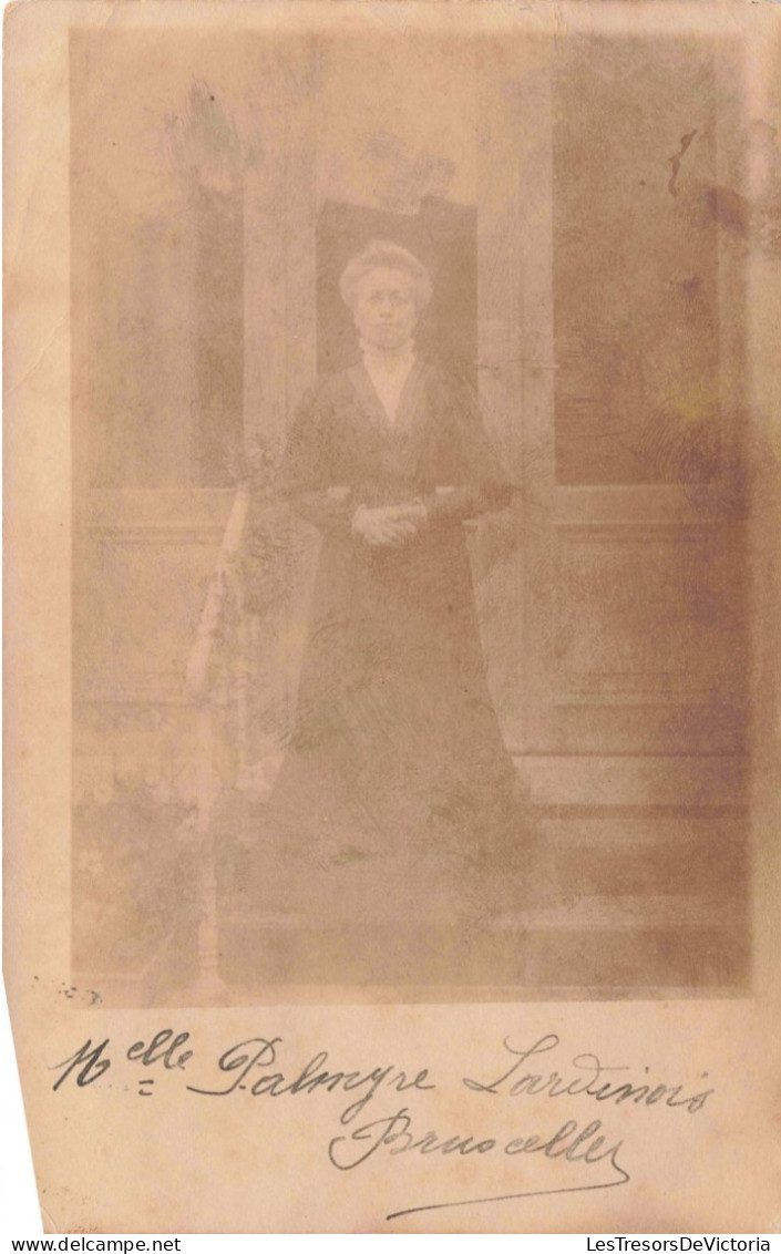 CARTE PHOTO - Portrait - Une Femme Debout à L'entrée D'une Boutique  - Carte Postale Ancienne - Fotografie