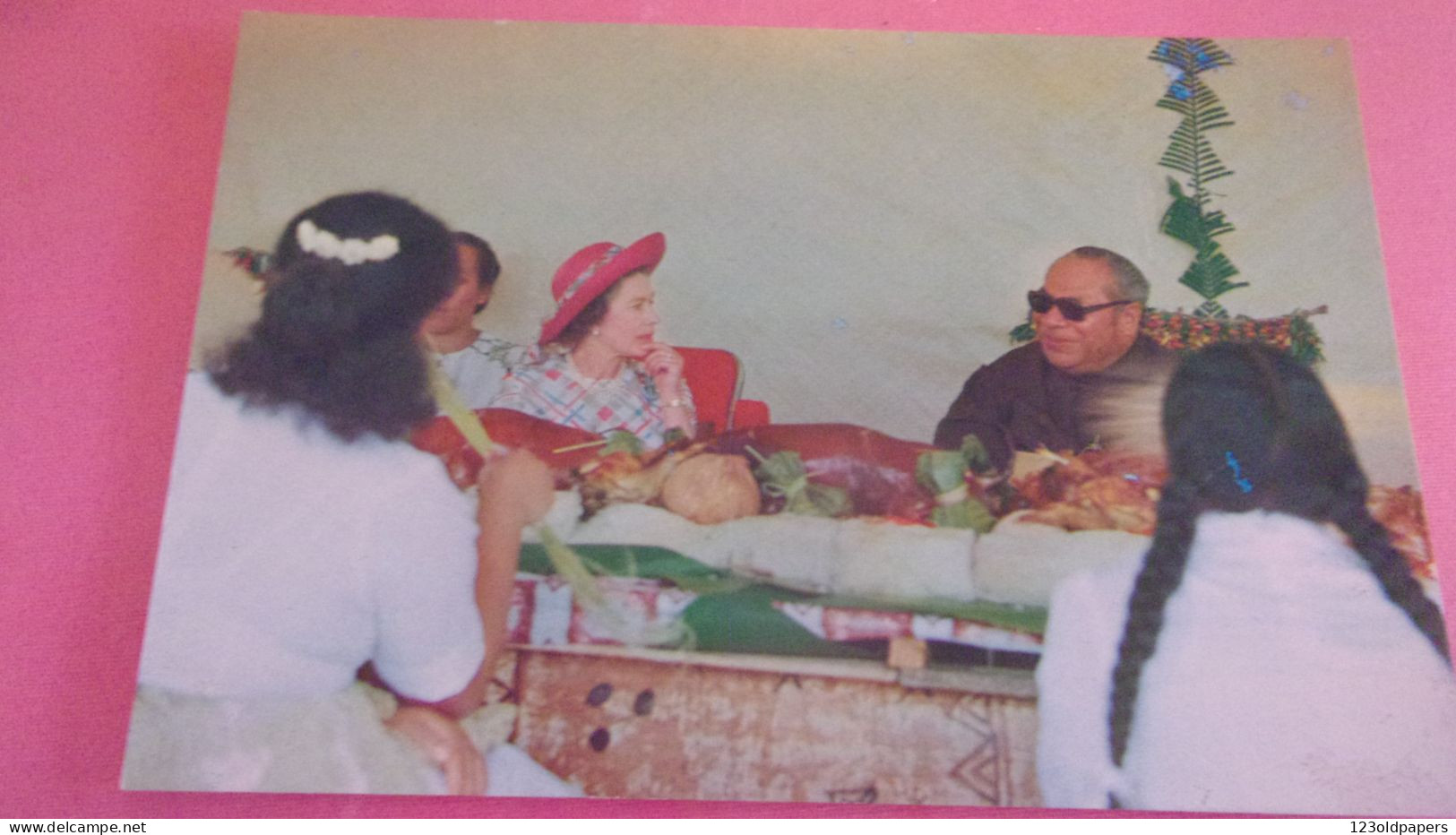 Tonga - Nuku'Alofa - 1977   MAJESTY TAUFA AHAU TUPOU IV OF TONGAROYAL DINNER QUEEN ELISABETH 1977 - Tonga