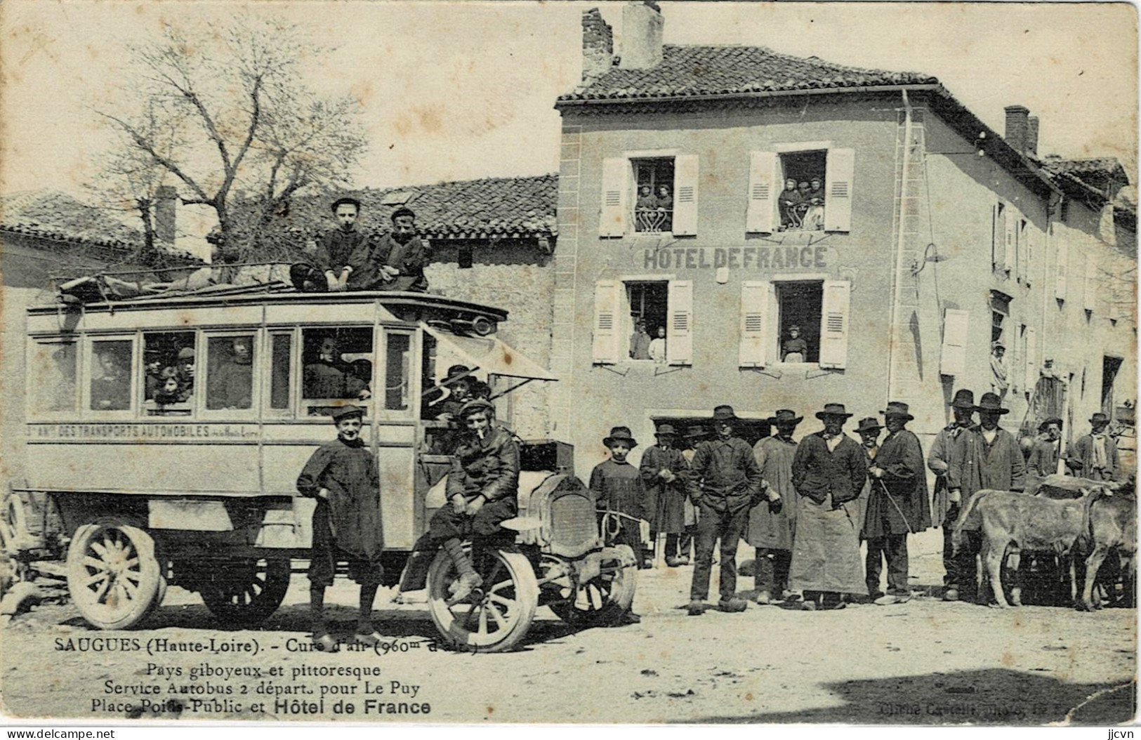 § - 43 - Haute Loire - Saugues - Service Autobus 2 Départs Pour Le Puy - Place Poids Public Et Hôtel De France - Saugues