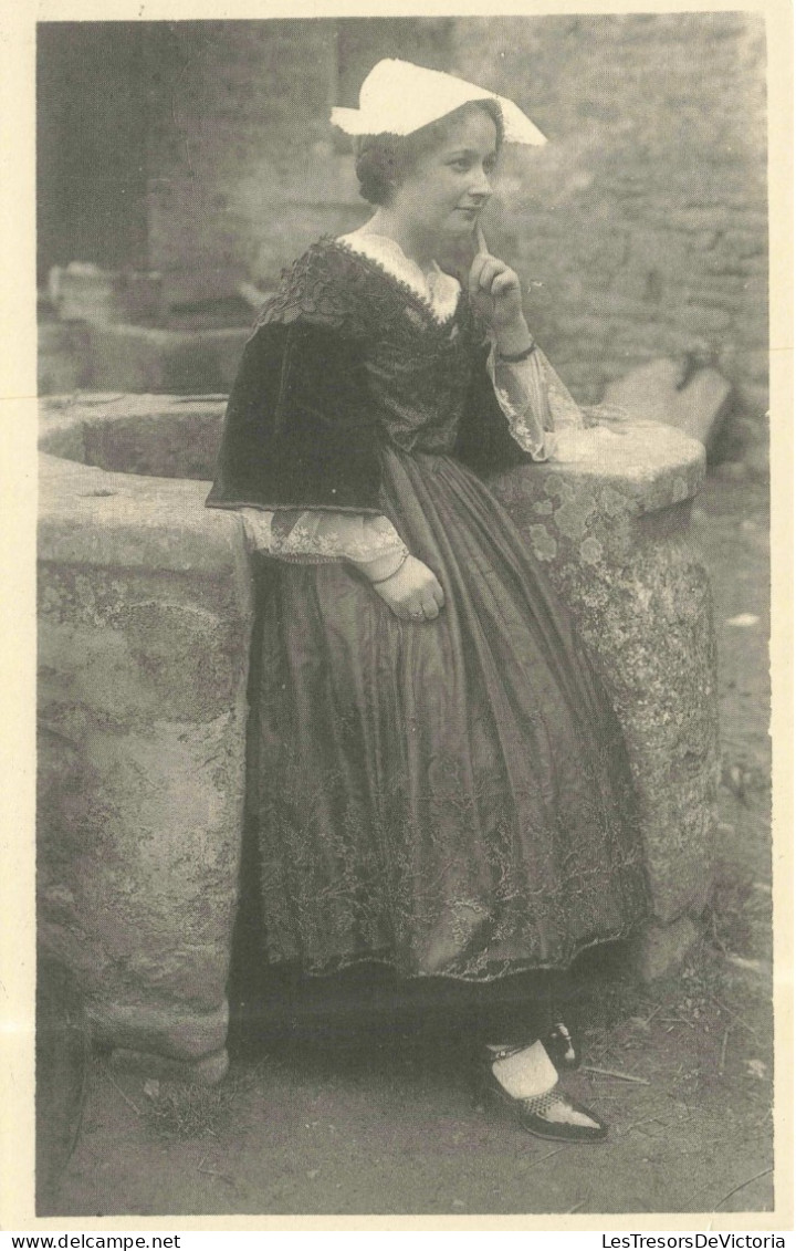 CARTE PHOTO - Une Femme En Robe Noire Assise Sur Le Bord D'un Puit - Carte Postale Ancienne - Fotografie