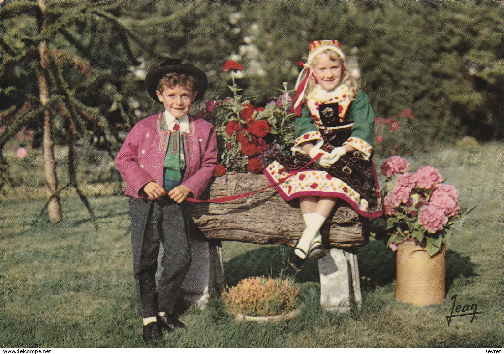 PLOUGASTEL-DAOULAS. - Couple D'enfants En Costumes. CPM Tour Dentelé - Gruppi Di Bambini & Famiglie