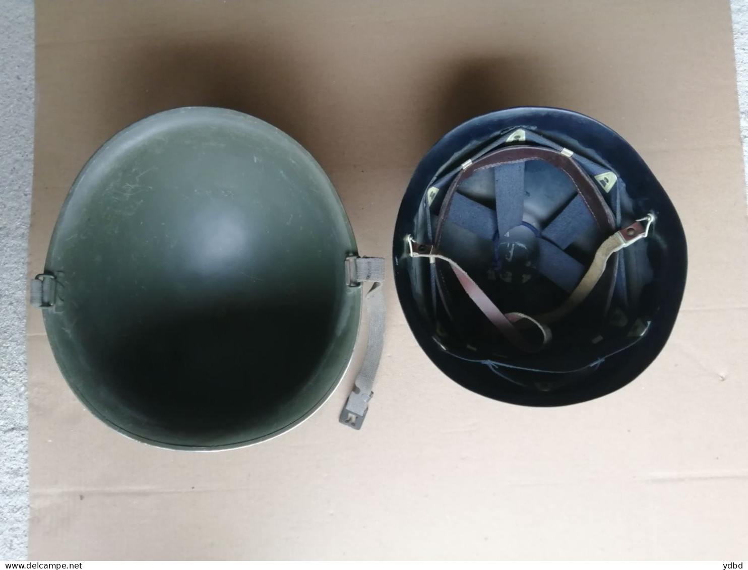 UN CASQUE MILITAIRE AVEC SON SOUS CASQUE - Cascos