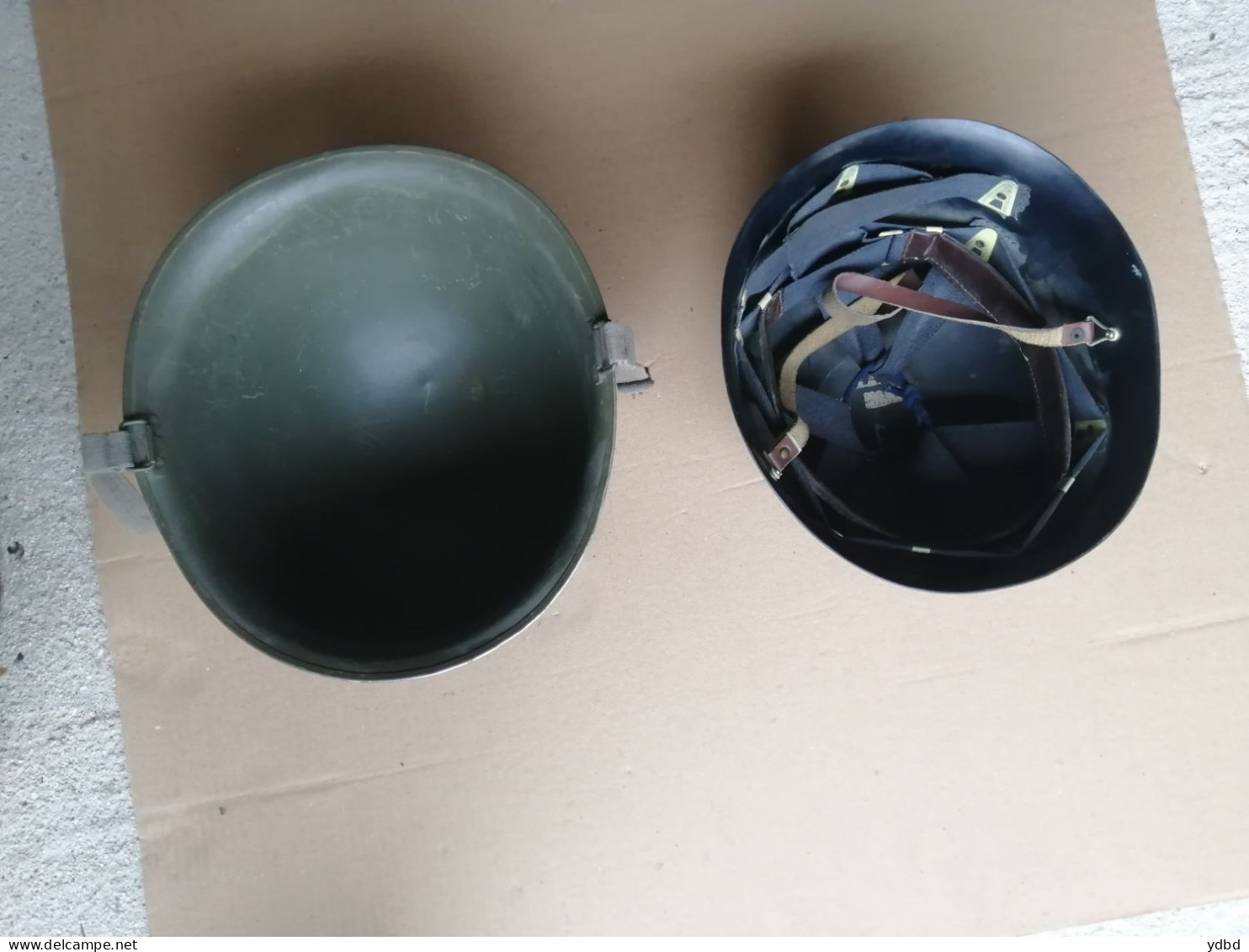 UN CASQUE MILITAIRE AVEC SON SOUS CASQUE - Cascos