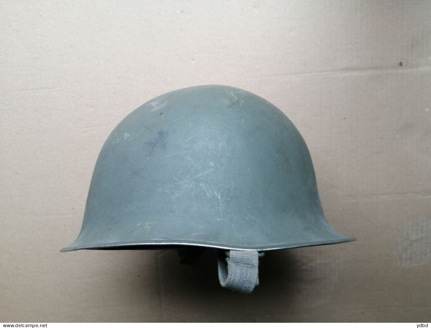 UN CASQUE MILITAIRE AVEC SON SOUS CASQUE