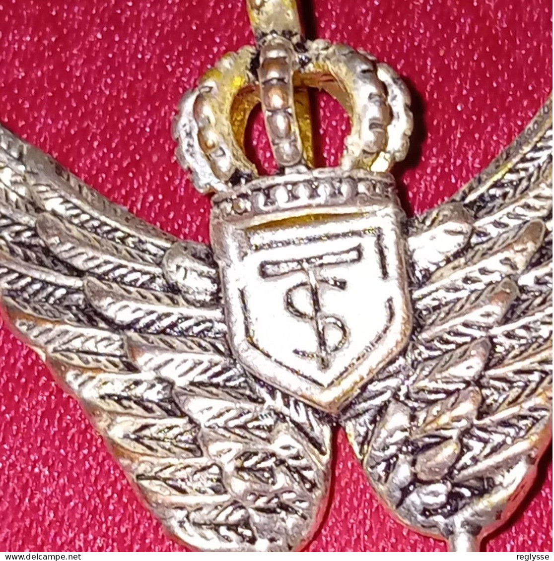 PENDENTIF METAL COULEUR ARGENT AILES COURONNE ET LETTRES ST .....A IDENTIFIER - Hangers