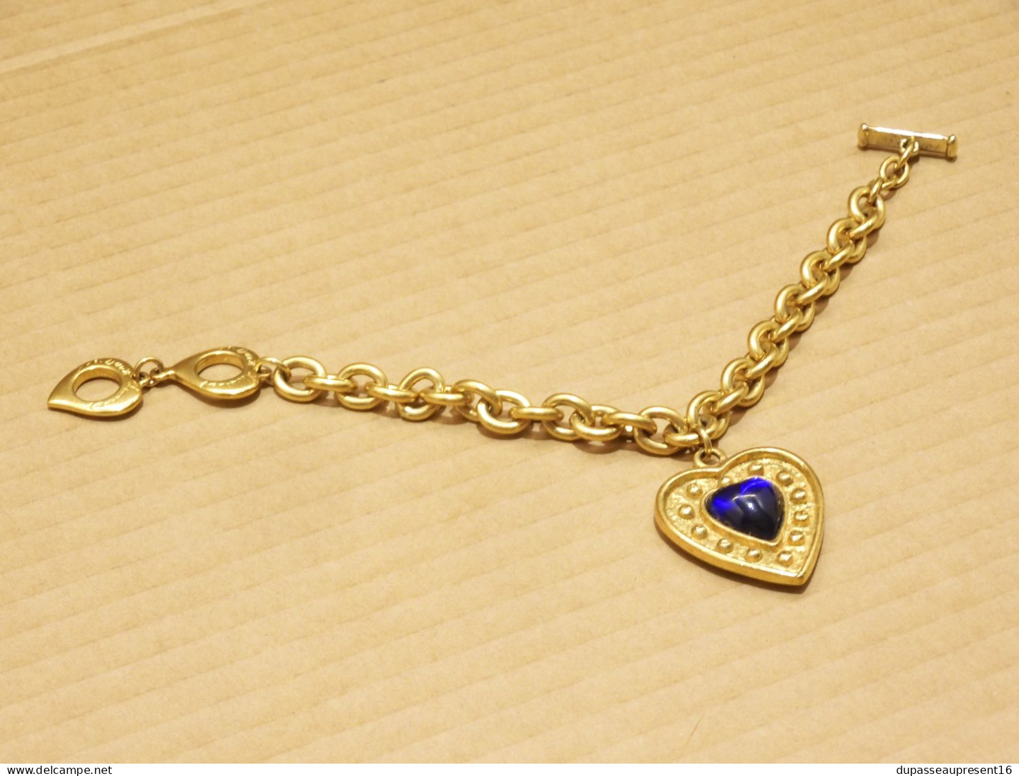 -BRACELET BRELOQUE COEUR YVES SAINT LAURENT années 90 Métal doré résine Bleue    E