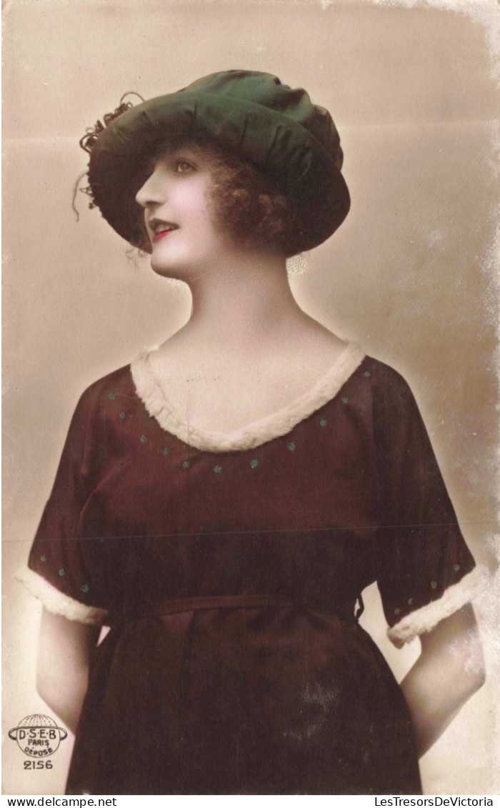 PHOTOGRAPHIE - Profil D'une Femme En Chapeau Vert Avec Une Robe Rouge - Carte Postale Ancienne - Photographs