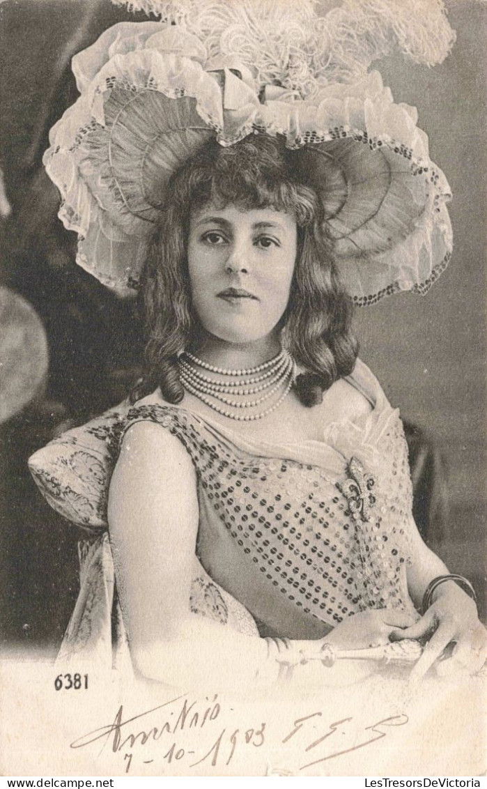 MODE - Carte De Mode - Femme Avec Un Chapeau à Plumes Et à Collier De Perles à Multirangs - Carte Postale Ancienne - Mode
