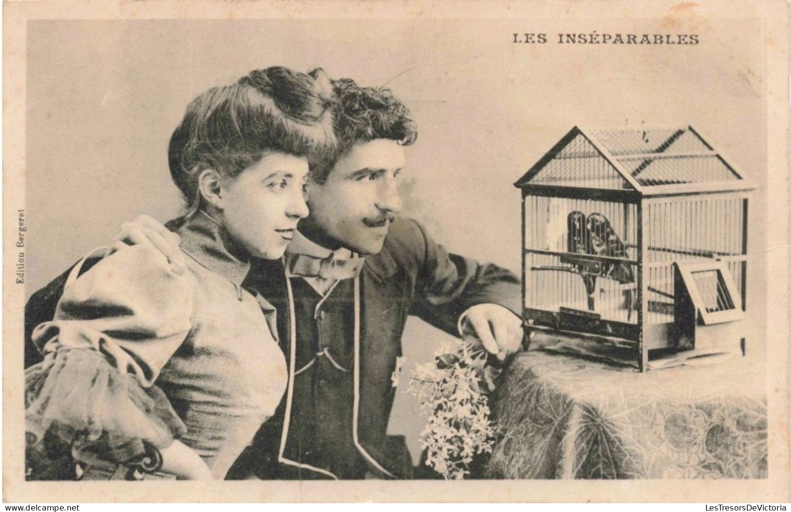 COUPLE - Les Inséparables - Couple Regardant Deux Oiseaux Dans Une Cage - Carte Postale Ancienne - Paare