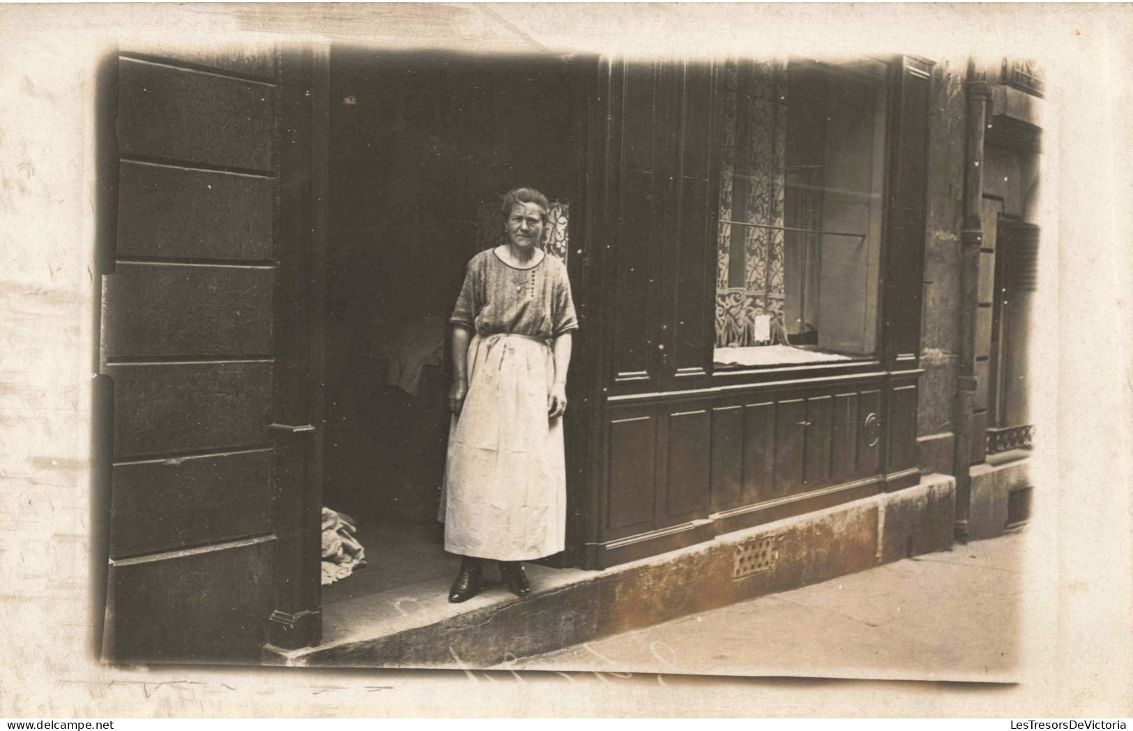 CARTE PHOTO - Photographie - Une Femme âgée Devant Son Commerce - Carte Postale Ancienne - Fotografie