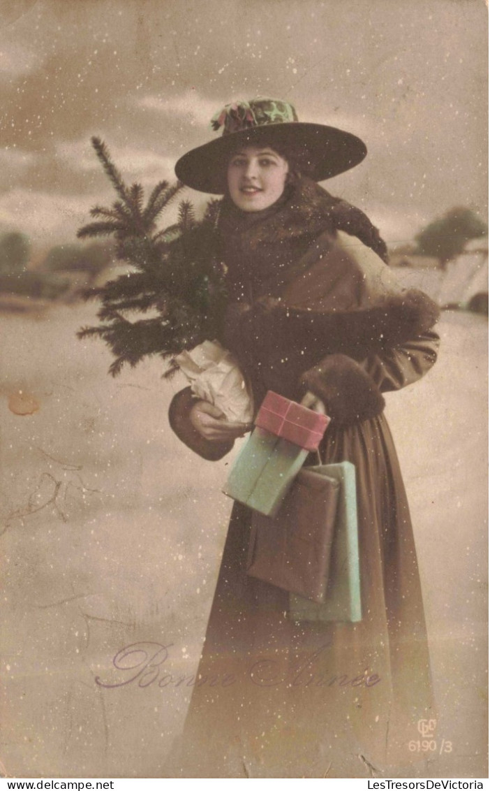 FETES ET VOEUX - Nouvel An - Une Femme Dans La Neige Portant Un Sapin Et Des Cadeaux - Colorisé - Carte Postale Ancienne - New Year