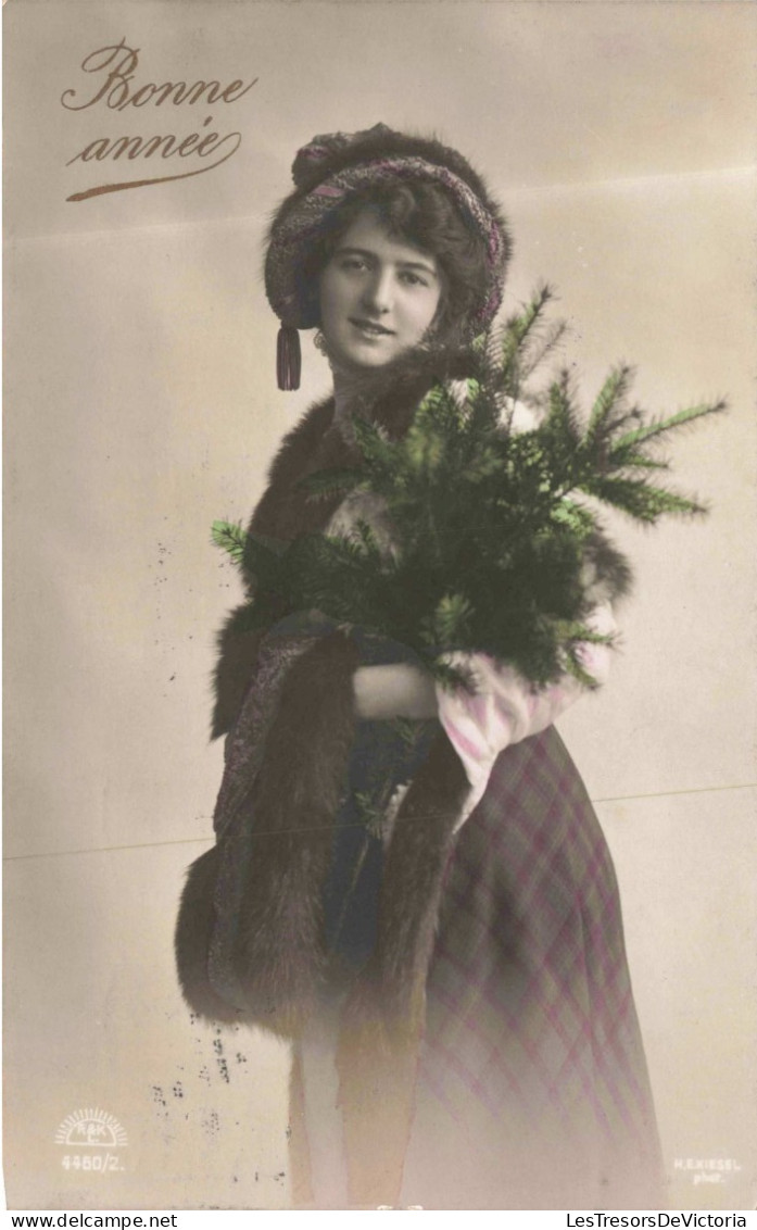 FETES ET VOEUX - Nouvel An - Une Femme Tenant Un Petit Sapin - Colorisé - Carte Postale Ancienne - New Year