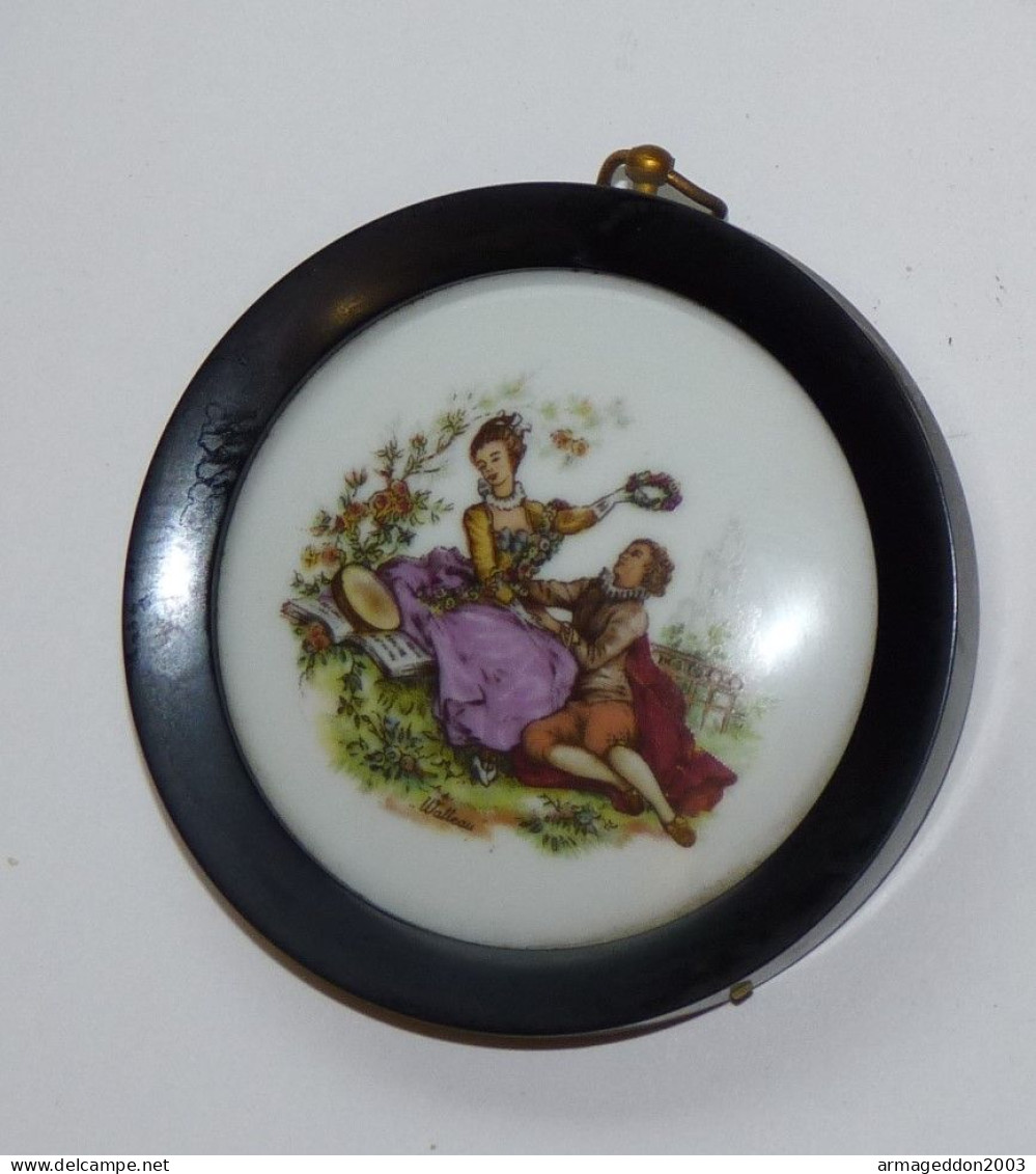 LOT 3 ANCIENS CADRES MEDAILLON PORCELAINE DE PARIS SCENE GALANTE DIFFERENTES TBE