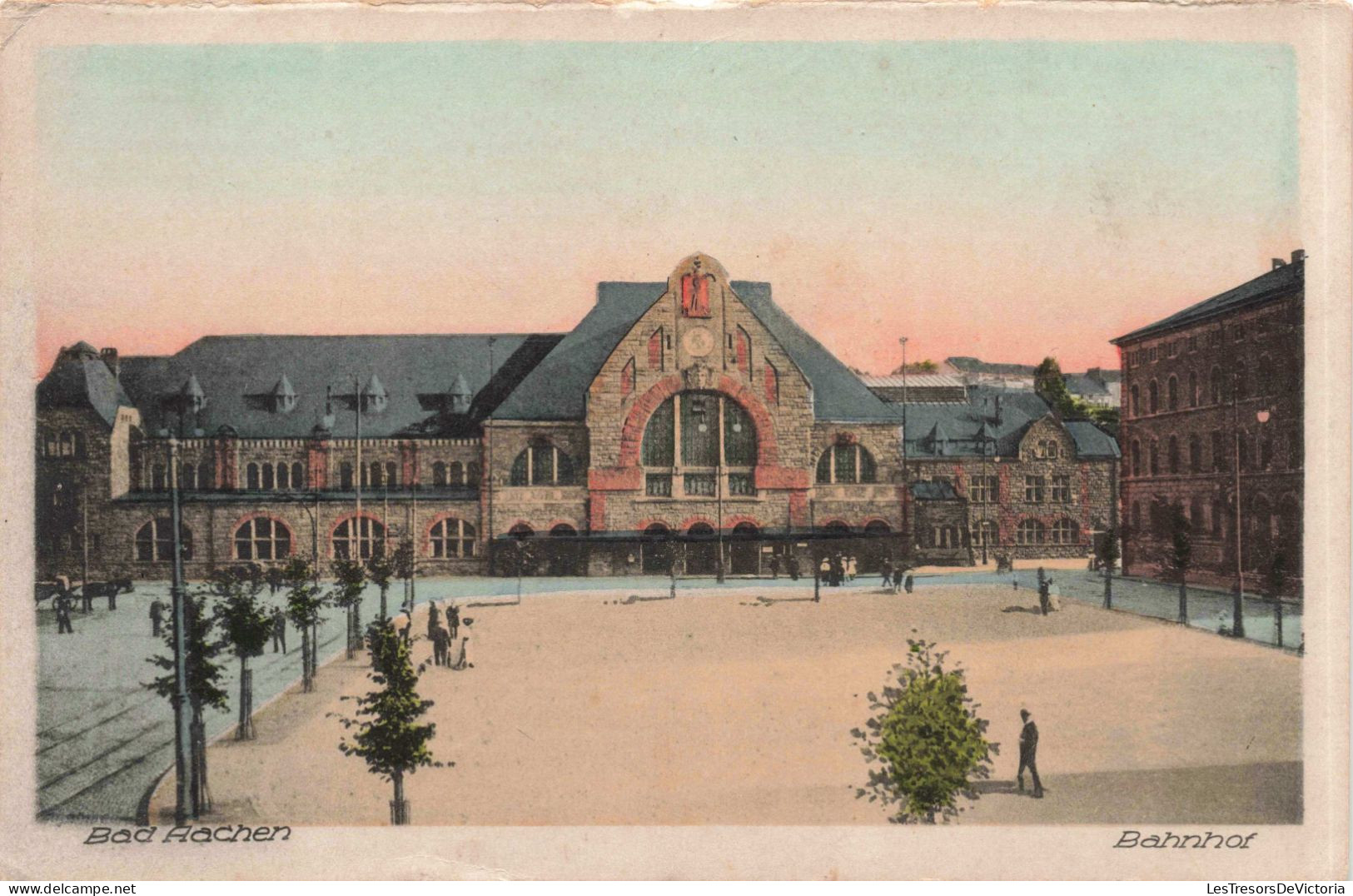 ALLEMAGNE - Bad Aachen - Bahnhof - La Gare Avec Le Monument De Guerriers  - Colorisé -  Carte Postale Ancienne - Aken