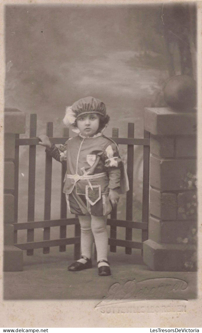 Carte Photo - Petit Garçon En Costume De Chevalier- Carte Postale Ancienne - Fotografie