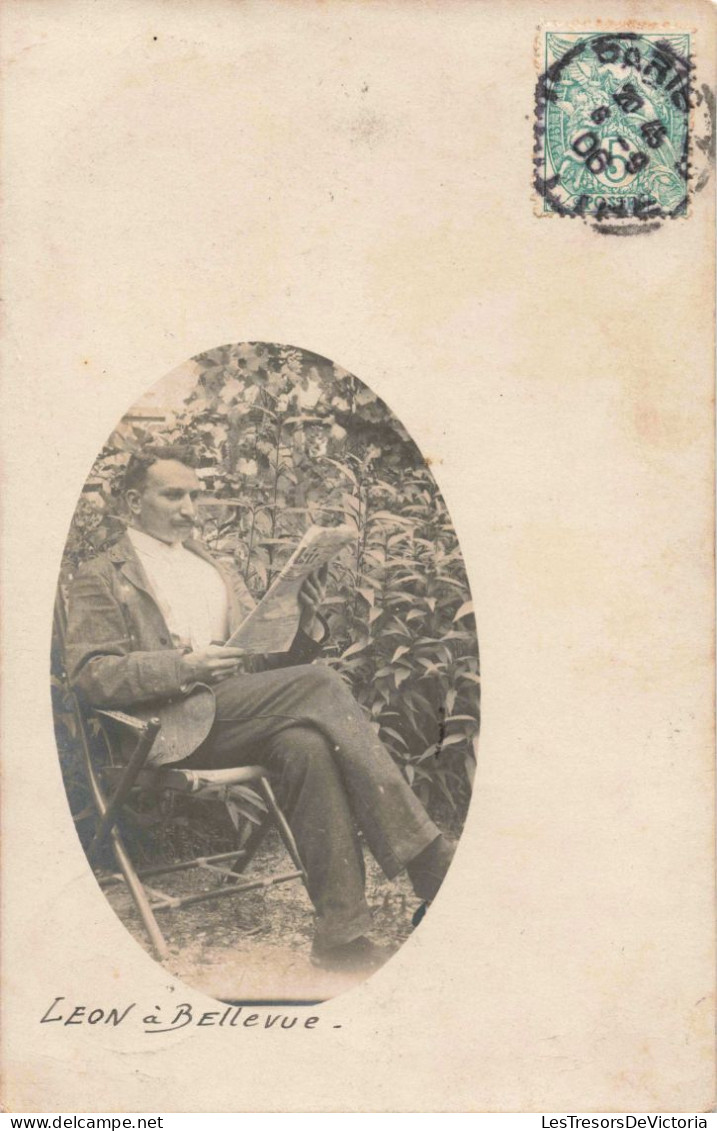Carte Photo - Homme Assis Qui Lit Le Journal Dans Un Médaillon - Léon à Bellevue -   Carte Postale Ancienne - Fotografie