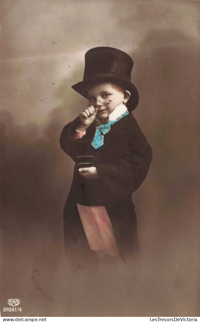 PHOTOGRAPHIE - Un Petit Garçon Dans Un Costume D'un Adulte - Colorisé - Carte Postale Ancienne - Fotografía