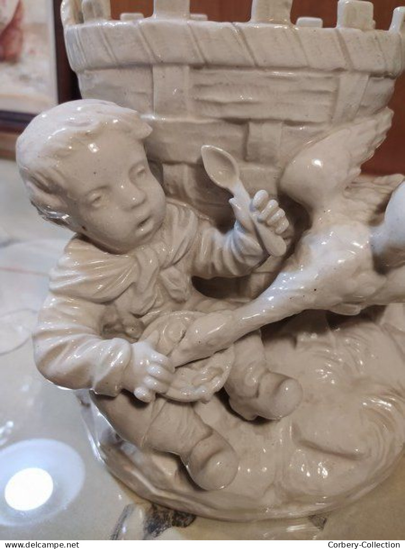 Ancien Vase Faïence Blanche Oie Volant Le Goûter D'un Enfant - Sonstige & Ohne Zuordnung