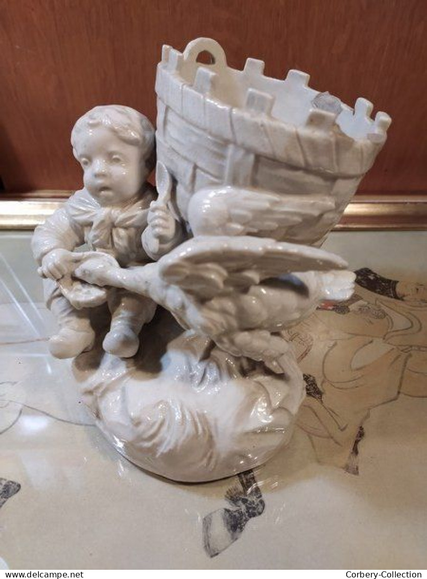 Ancien Vase Faïence Blanche Oie Volant Le Goûter D'un Enfant - Altri & Non Classificati