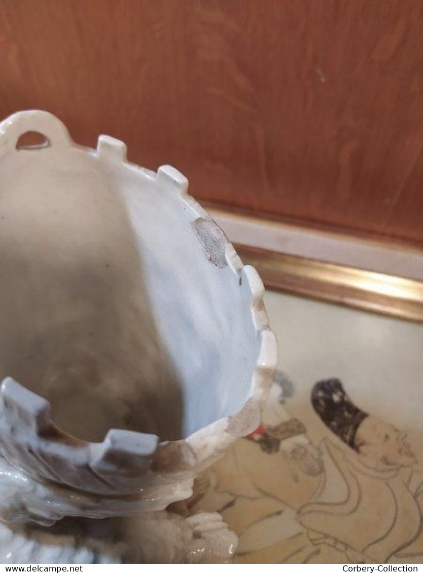 Ancien Vase Faïence Blanche Oie Volant le Goûter d'un Enfant