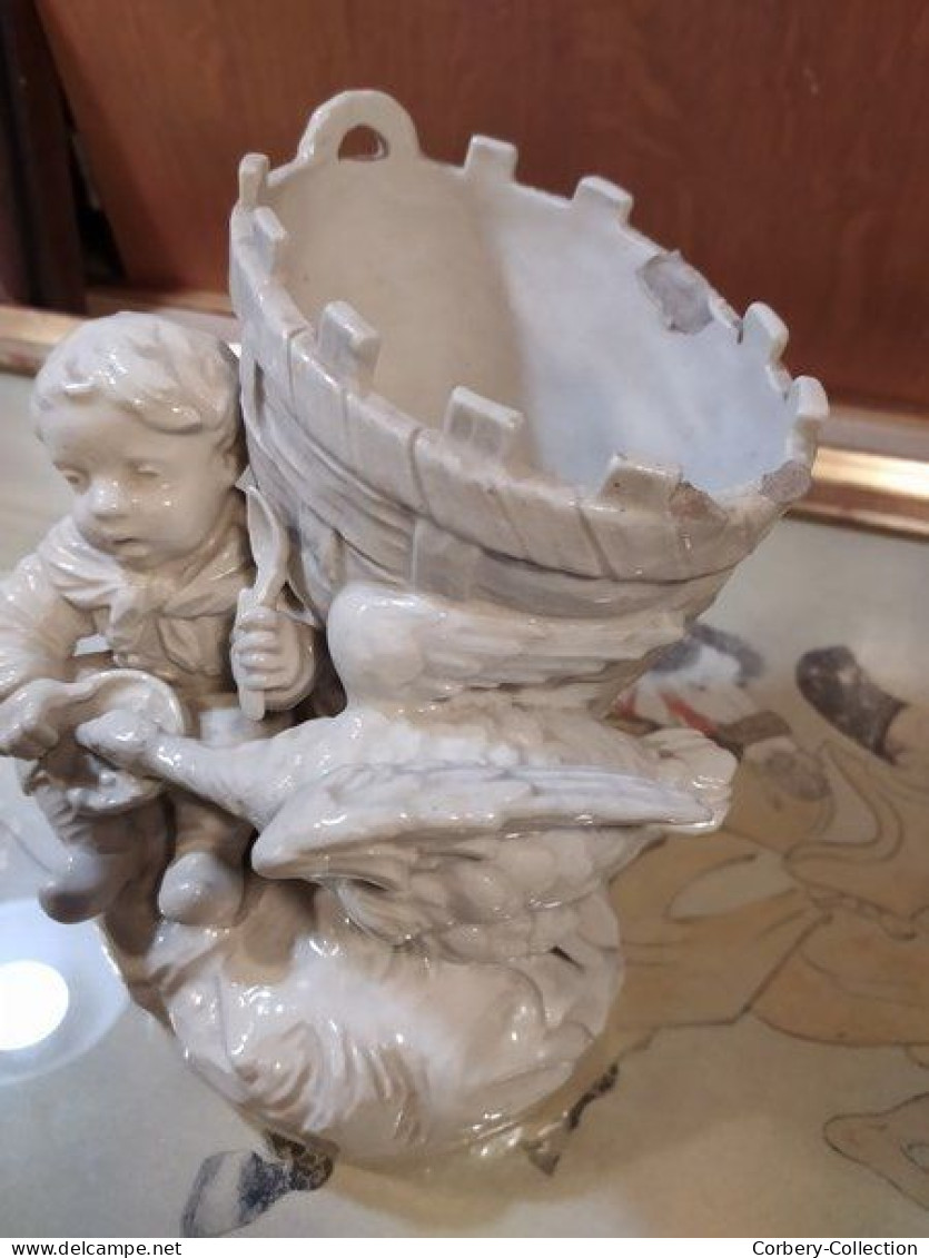 Ancien Vase Faïence Blanche Oie Volant le Goûter d'un Enfant