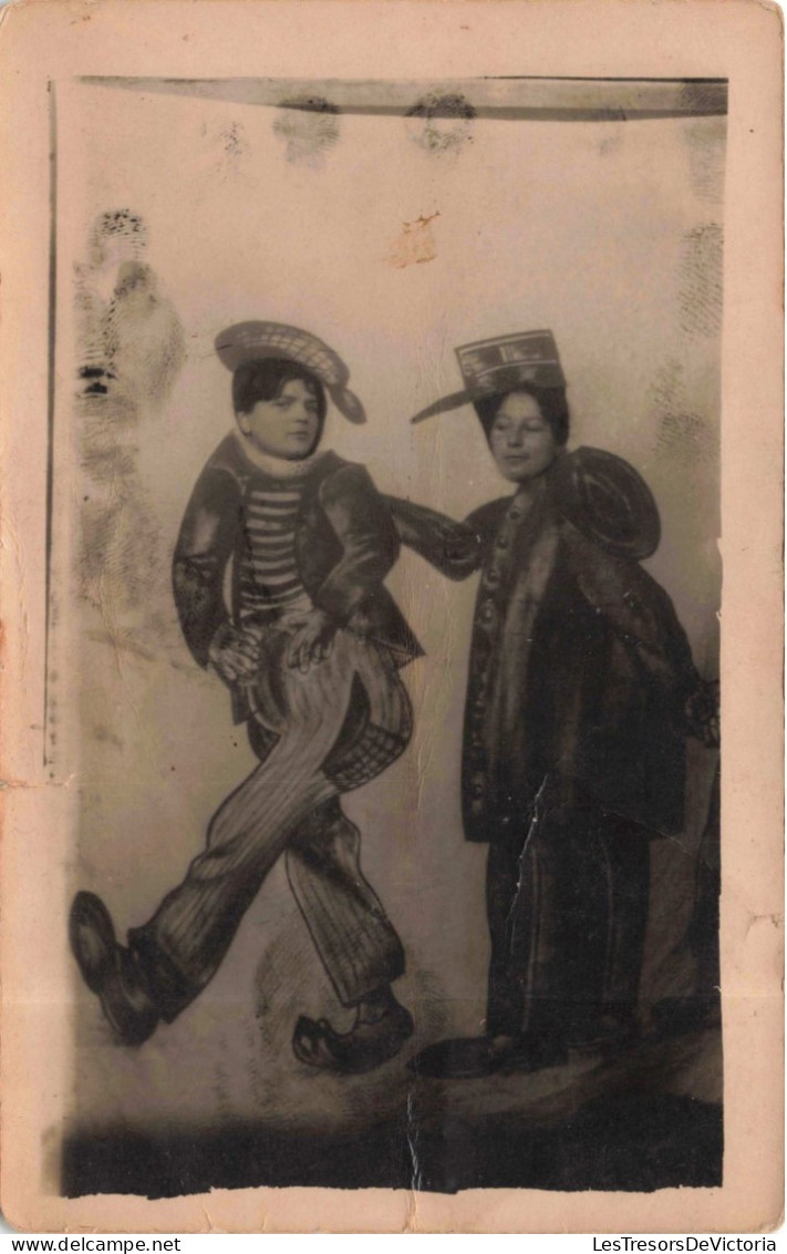 FANTAISIES - Les Visages D'une Fille Et D'u Homme Dans Un Cadre Sous Forme D'humain - Carte Postale Ancienne - Donne