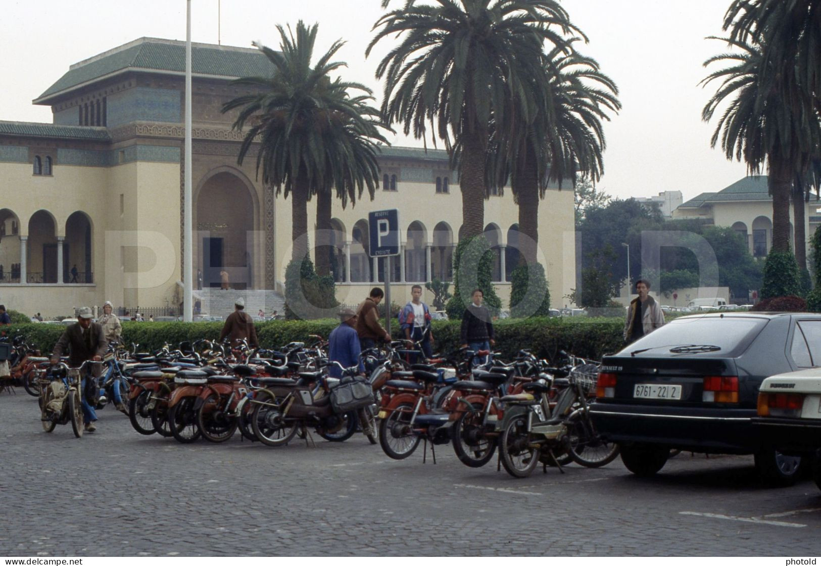 70s MOTOCYCLETTE VELO CASABLANCA MARRAKECH MOROCCO MAROC AFRICA AFRIQUE 35mm DIAPOSITIVE SLIDE NO PHOTO FOTO NB2669 - Diapositives