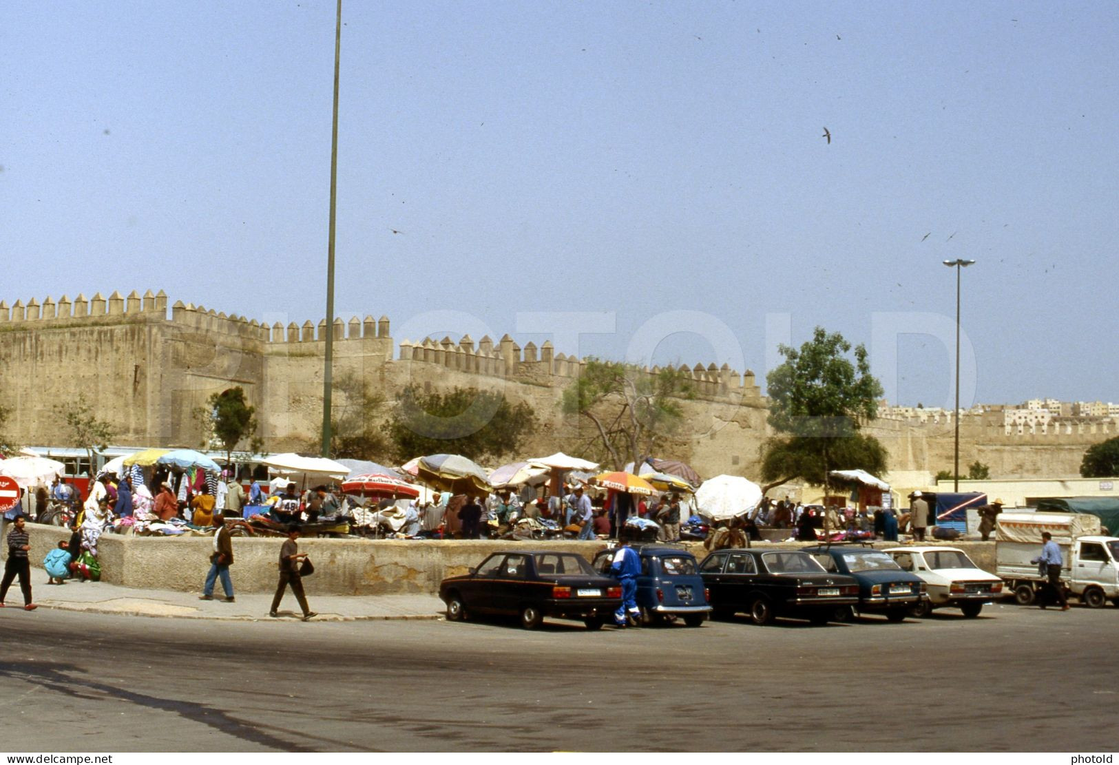 70s MAROC RENAULT BENZ MARKET FEZ MARRAKECH MOROCCO MOROCCAN AFRICA AFRIQUE 35mm DIAPOSITIVE SLIDE NO PHOTO FOTO NB2671 - Diapositives