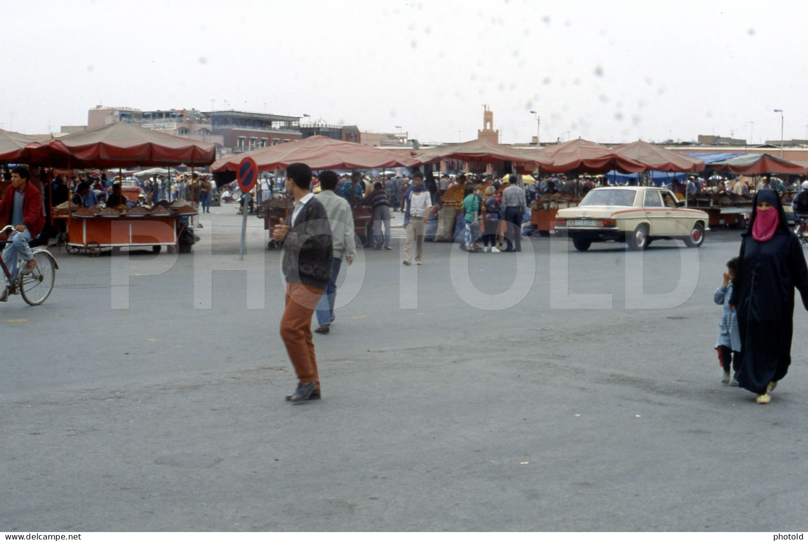 70s MERCEDES MAROC TAXI MARKET MARRAKECH MOROCCO MOROCCAN AFRICA AFRIQUE 35mm DIAPOSITIVE SLIDE NO PHOTO FOTO NB2679 - Diapositives