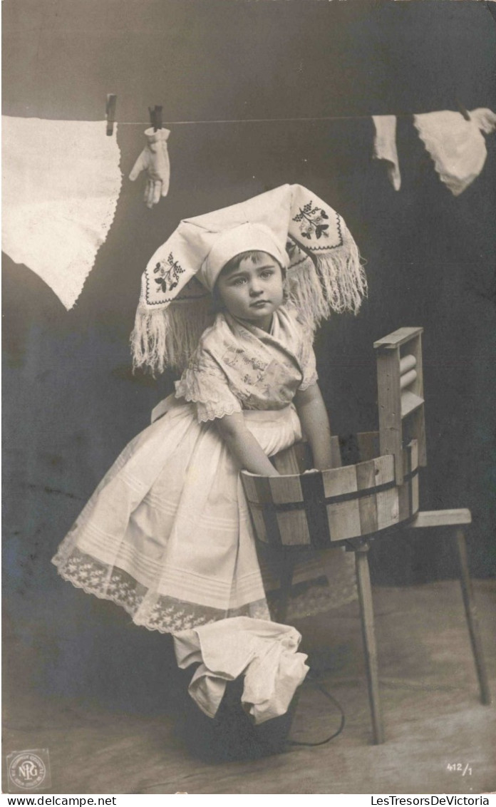 ENFANTS - Petite Fille Déguisée En Paysanne Faisant La Lessive -  Carte Postale Ancienne - Taferelen En Landschappen