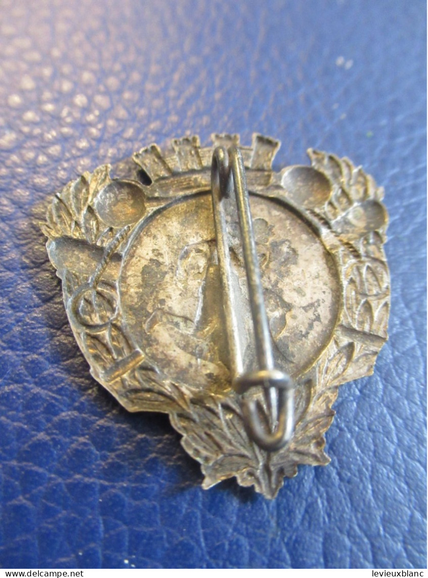 Insigne Ancien//Broche/Sport/ Course à Pied/ Fabricant ? / Métal Blanc Embouti Découpé// Vers 1930-1950         INS160 - Andere & Zonder Classificatie