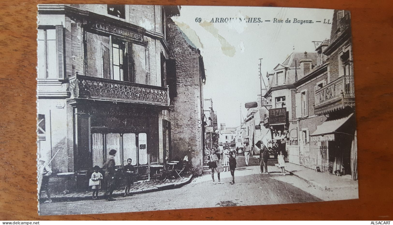 Arromanche Rue De Bayeux , Café , Carte Issue De Carnet - Arromanches