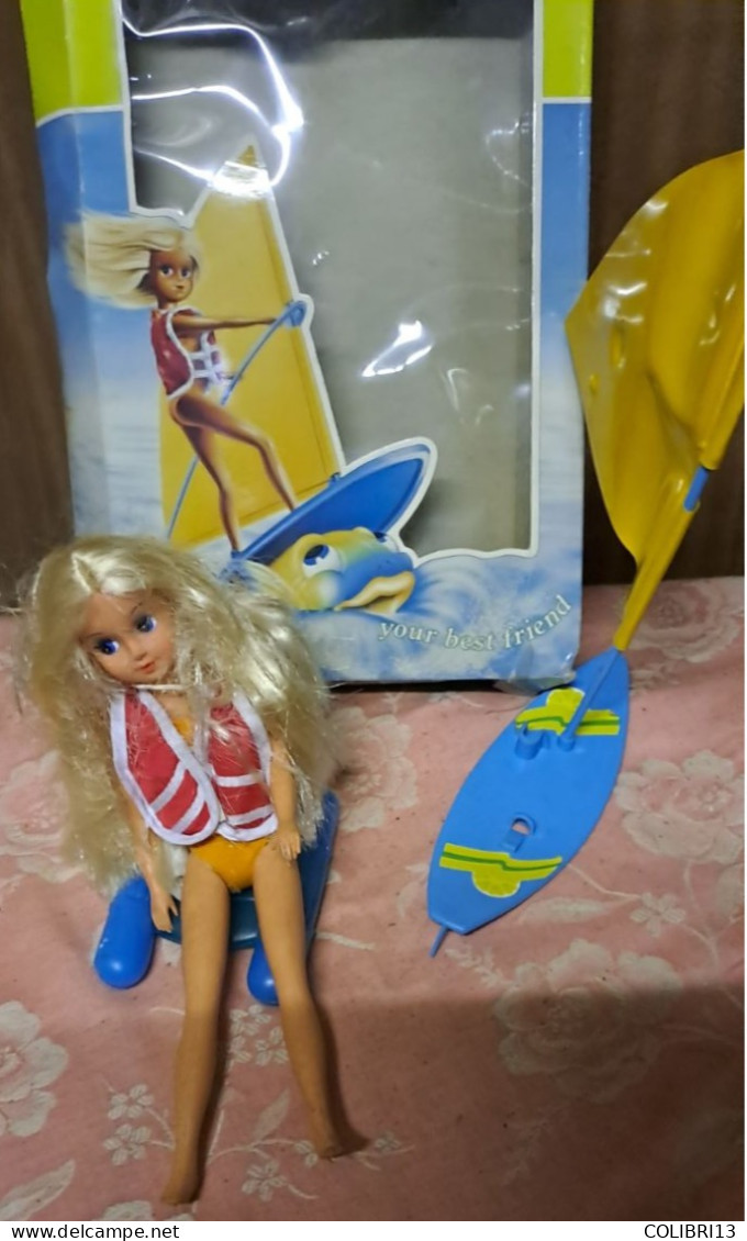 POUPEE FLEUR  Faisant  De La Planche à Voile - Poupées