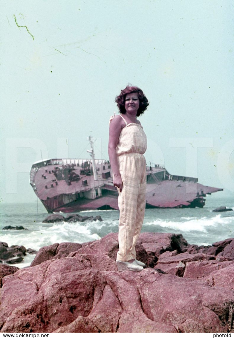 1975 WOMAN JACOB MAERSK PETROL TANKER SINKING SHIP LEIXOES PORTUGAL 35mm DIAPOSITIVE SLIDE NO PHOTO FOTO Nb2699 - Diapositives