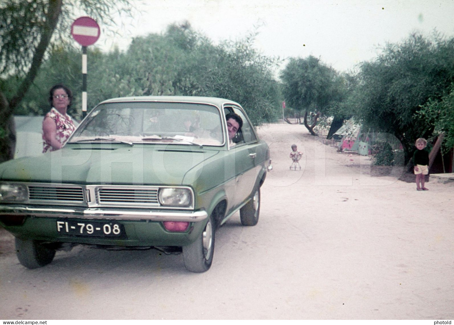 2 SLIDES SET 70s VAUXHALL VIVA CAR VOITURE PORTUGAL 35mm DIAPOSITIVE SLIDE NO PHOTO FOTO NB2703 - Diapositives