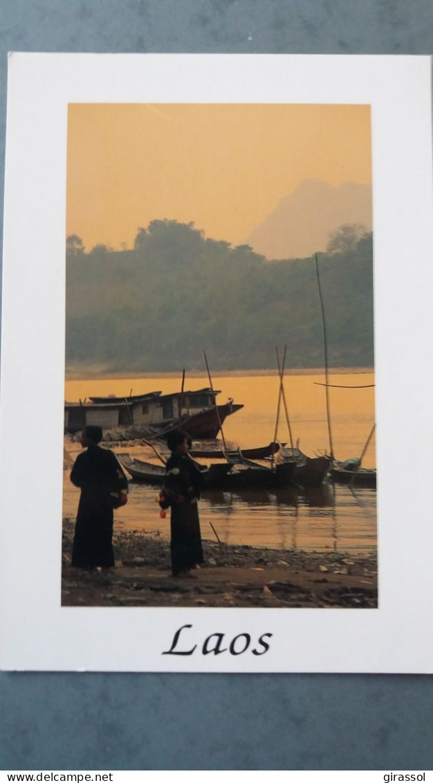 CPM LAOS ASIE FEMMES BARQUES COUCHER OU LEVER DE SOLEIL TIMBRE FOOTBALL COUPE DU MONDE 1998 PHOTO M HUTEAU - Laos