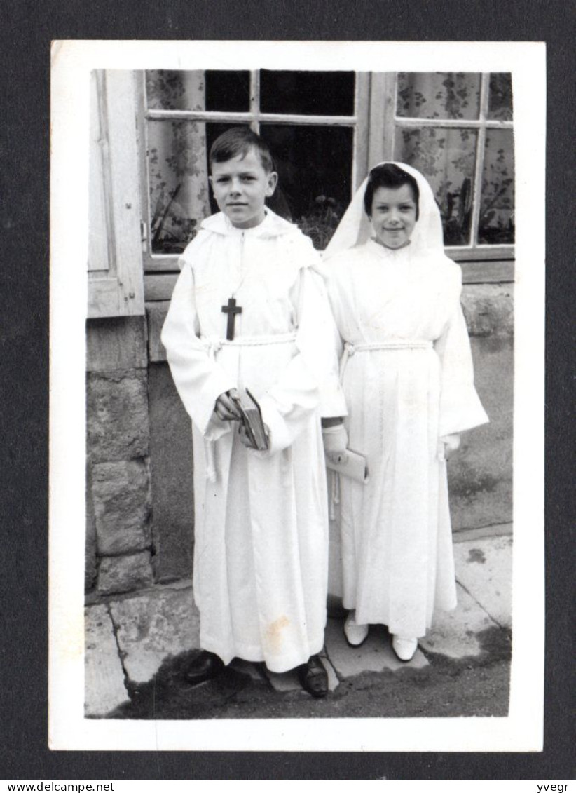 Généalogie - Photo Originale De 2 Communiants : Garçon Et Fille En 1966 à Vallon En Sully 7,5 X 10,5 Cm - Genealogia