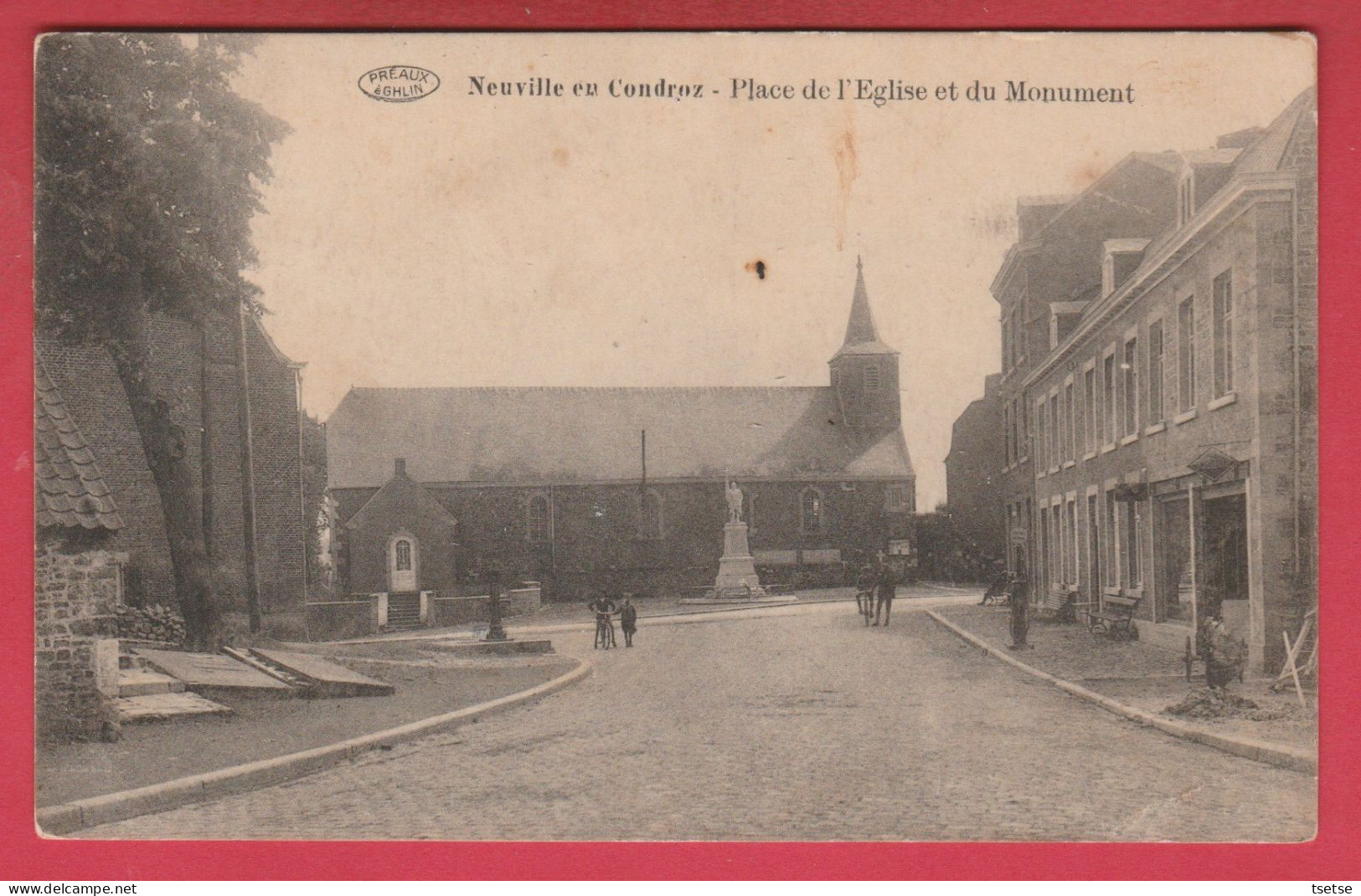 Neuville En Condroz - Place De L'Eglise Et Le Monument - 192? ( Voir Verso ) - Neupré