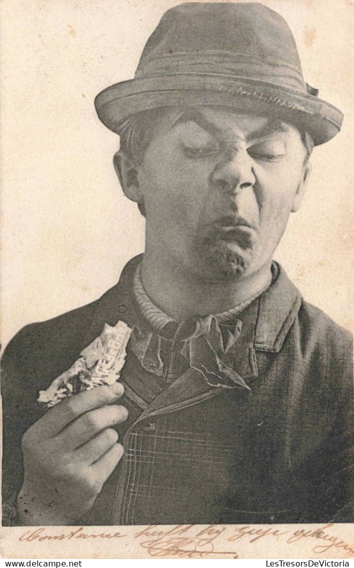 FANTAISIE - Homme - Un Homme Faisant La Grimace Et Mangeant Une Barre De Chocolat - Carte Postale Ancienne - Uomini