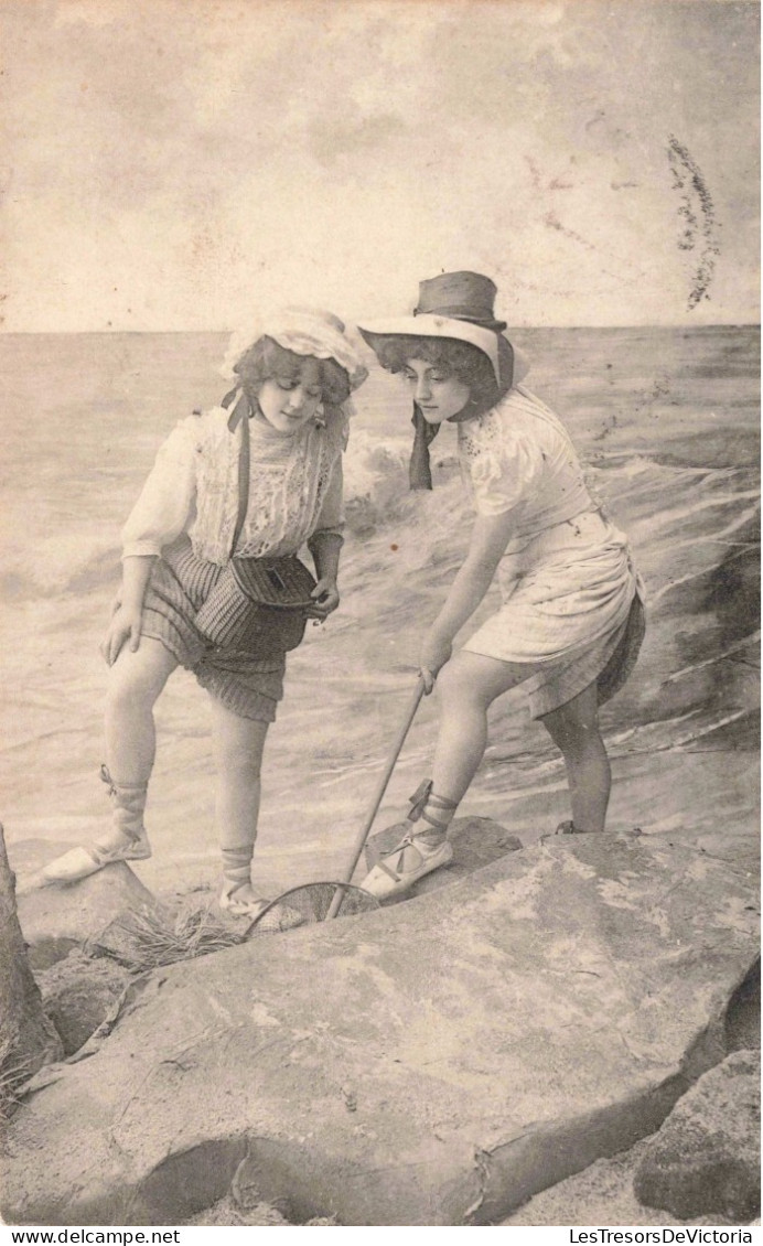 FANTAISIE - Femmes - Deux Femmes Sur La Digue - Carte Postale Ancienne - Donne