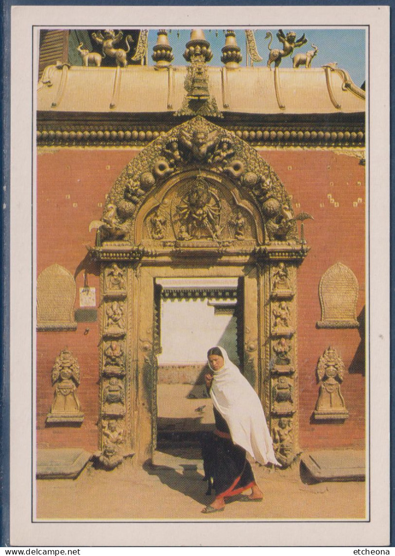Népal, Bhadgaon, La Porte Dorée, Femme Avec Son Sari Devant La Porte Du Palais Royal, Près De Katmandou, - Nepal