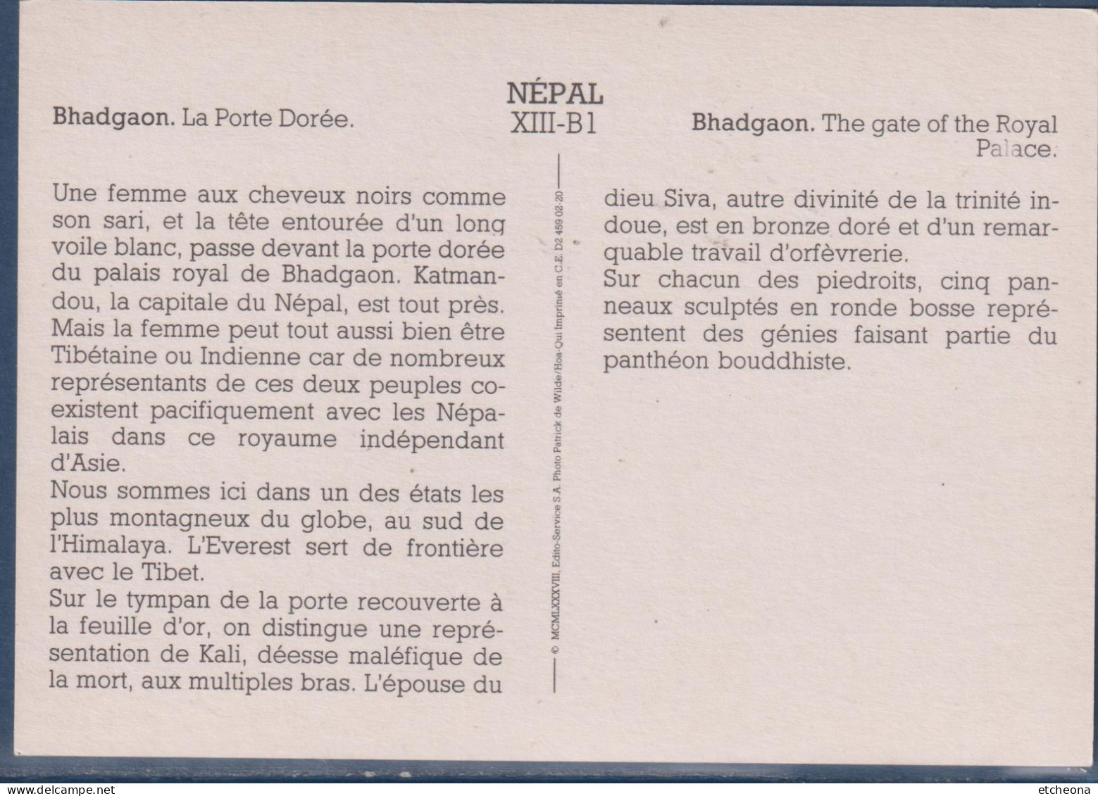 Népal, Bhadgaon, La Porte Dorée, Femme Avec Son Sari Devant La Porte Du Palais Royal, Près De Katmandou, - Nepal