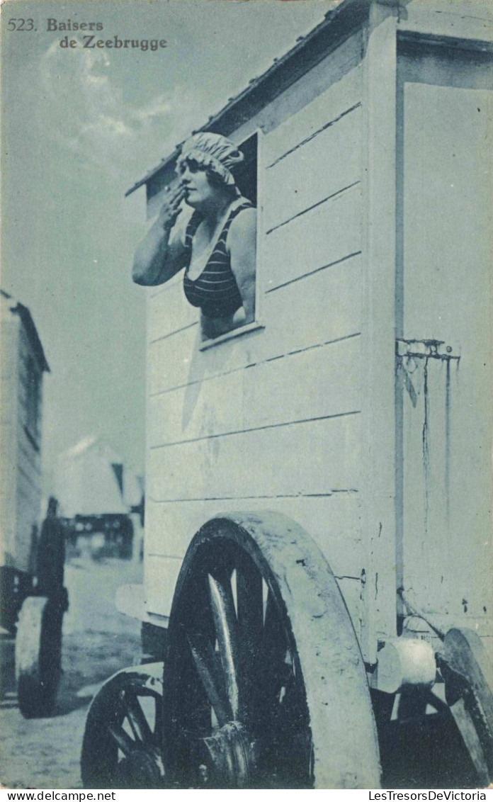 BELGIQUE - Zeebrugge - Baisers De Zeebrugge - Une Femme Dans Une Roulotte Fumant - Carte Postale Ancienne - Zeebrugge