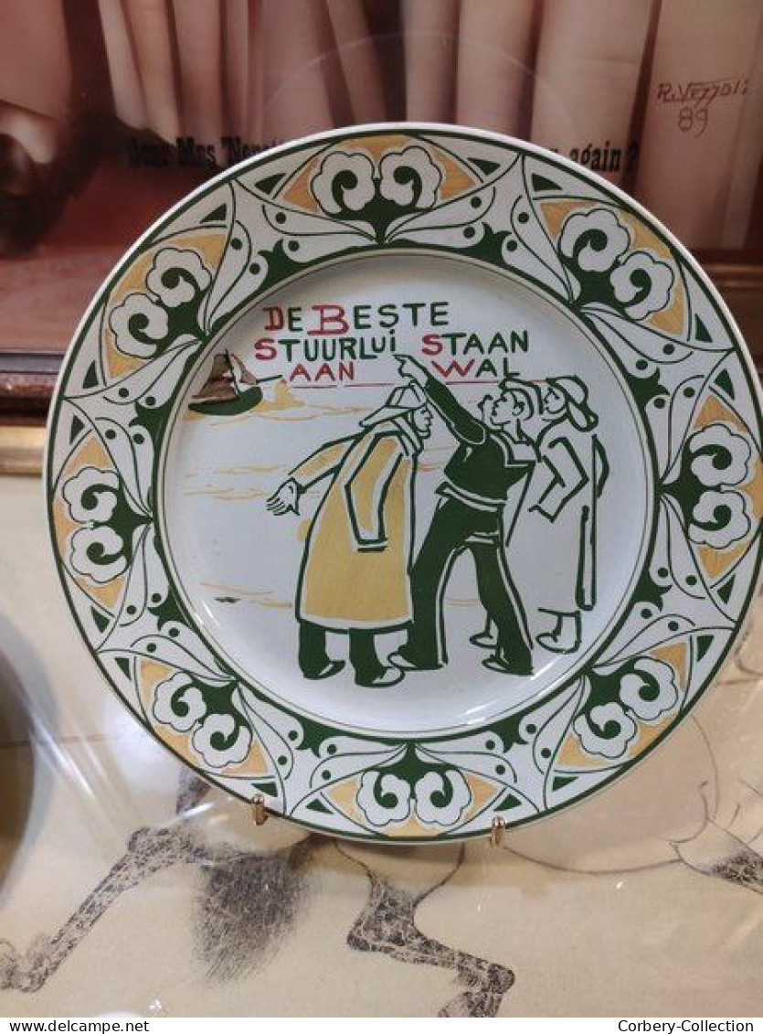 Assiette Faïence Art Nouveau Franz Anton Mehlem - Bonn " De Beste Stuurlui Staan Aan Wal " - Autres & Non Classés