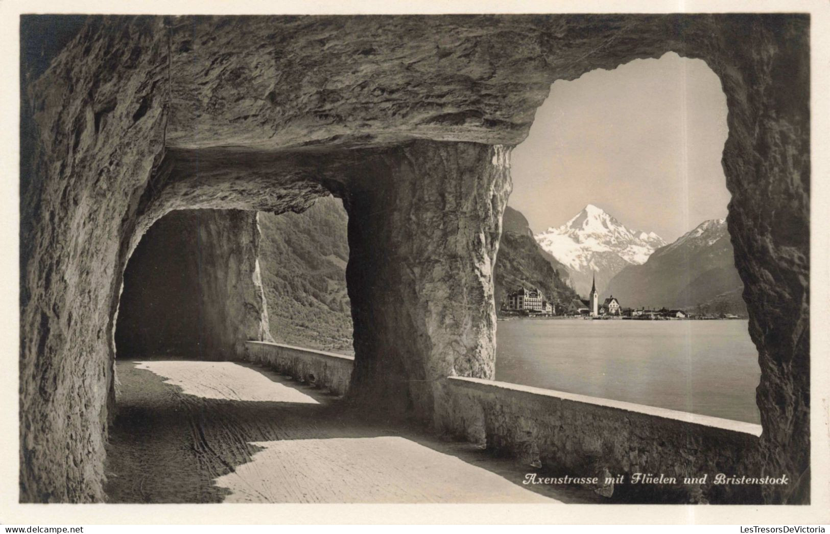 SUISSE - Uri - Axenstrasse Mit Flüelen Und Bristenstock - Carte Postale Ancienne - Flüelen