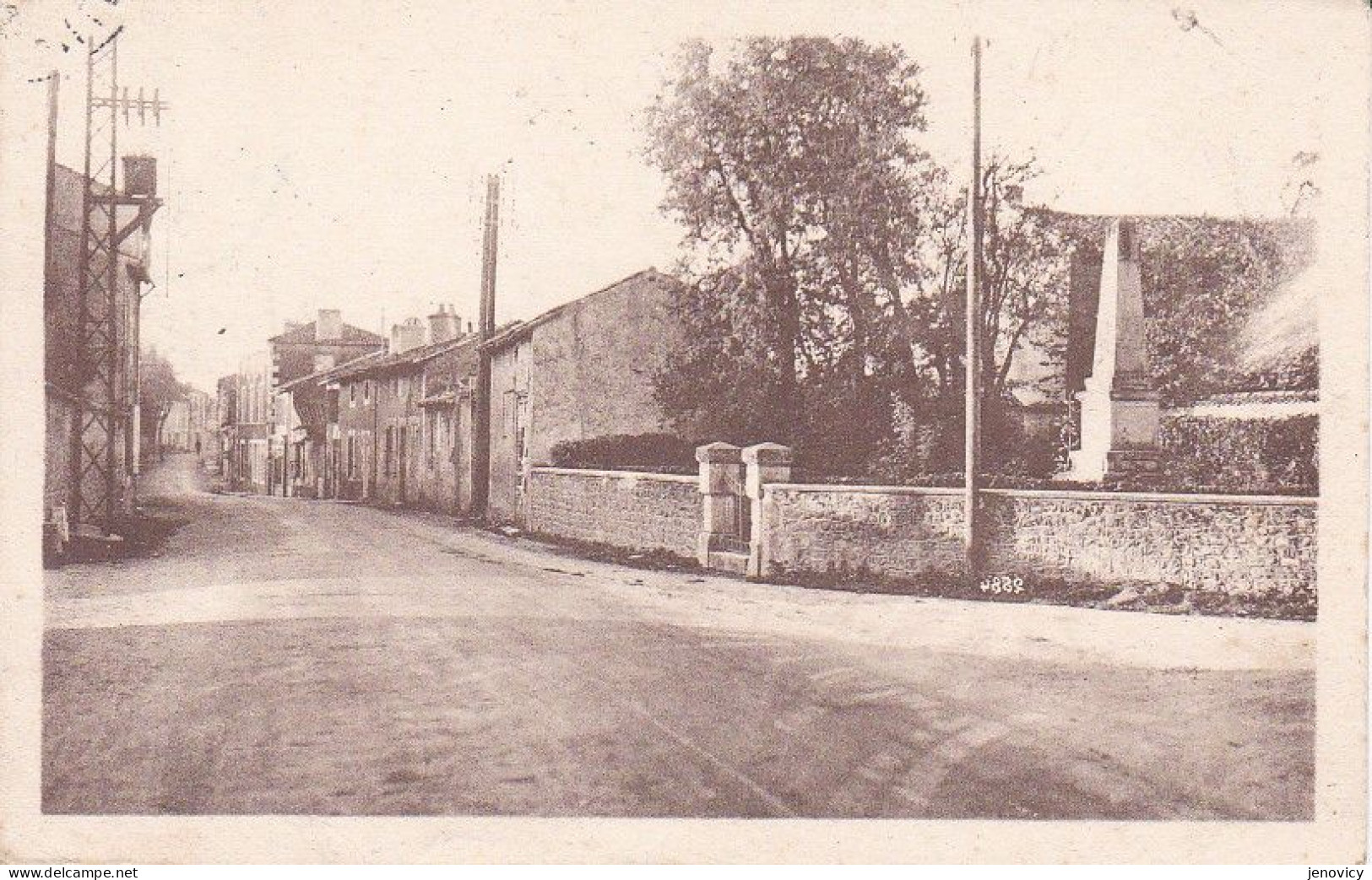 LA VILLEDIEU DU CLAIN ENTREE DU BOURG,ET MONUMENT  REF 80302 - La Villedieu Du Clain