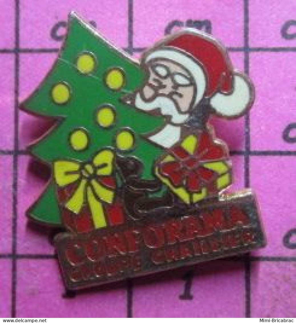 818c Pin's Pins / Beau Et Rare & TB état / NOEL / PERE NOEL SAPIN CADEAU CONFORAMA GROUPE CHARLES - Navidad