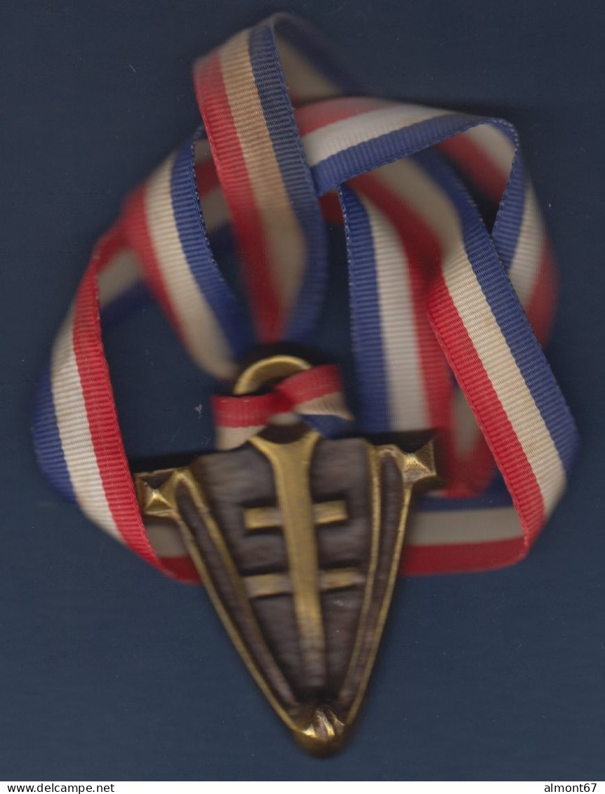 Médaille Uniface En Bronze  - V De La Victoire Et Croix De Lorraine - Frankreich