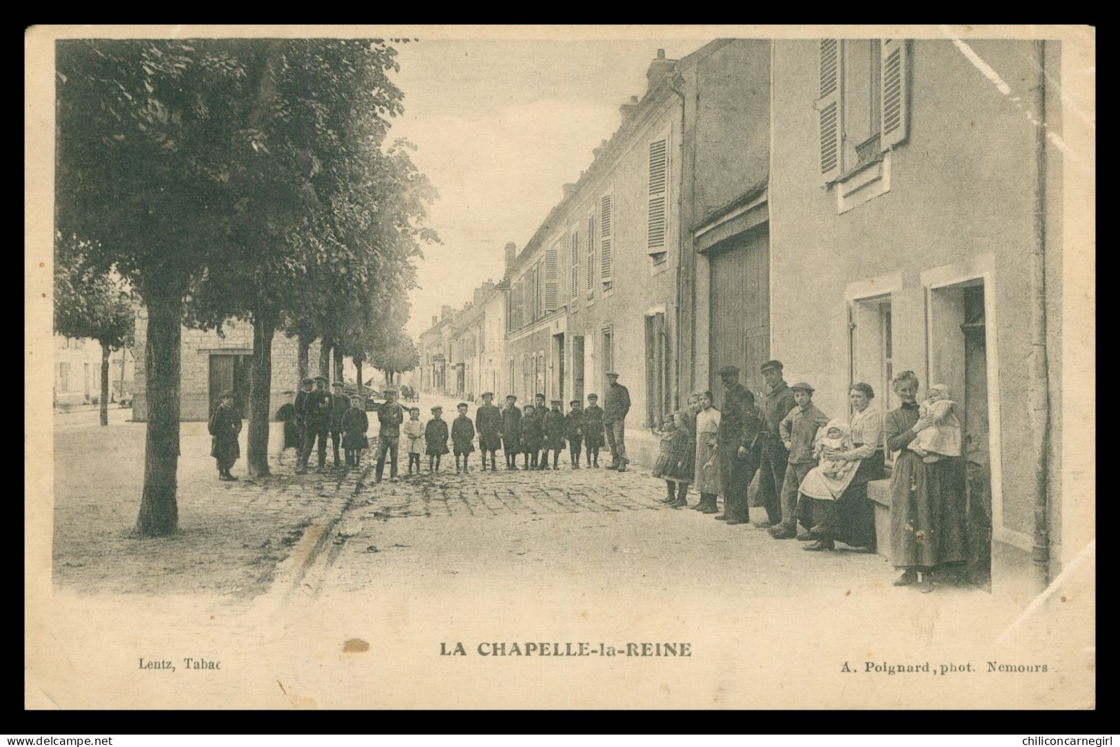 * LA CHAPELLE LA REINE - Une Rue - Très Animée - Photo POIGNARD - Edit. Tabac LENTZ - 1915 - La Chapelle La Reine